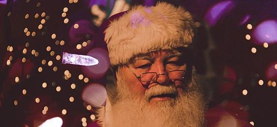 Эксперты выяснили, будут ли россияне приглашать Деда Мороза домой в этом году