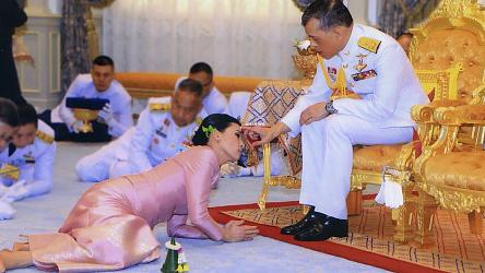 Король Таиланда ушёл на карантин и не выходит из дома. С 20 наложницами  