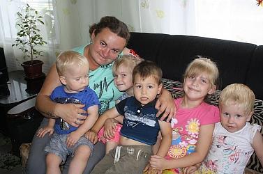 Девушка усыновила 7 брошенных детей, чтобы не разлучать братьев и сестёр