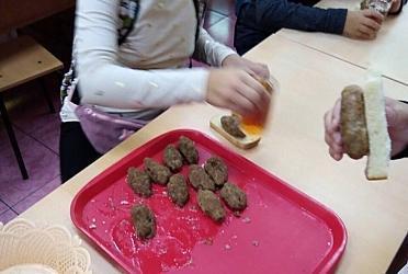 В Сургуте школьникам выдали обед без посуды