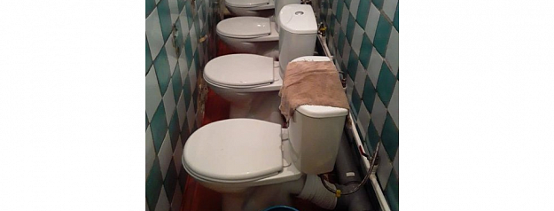 В российской школе установили туалеты без перегородок и места для ног
