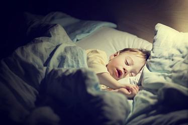 Почему ребенок спит с приоткрытыми глазами или спит с открытым ртом