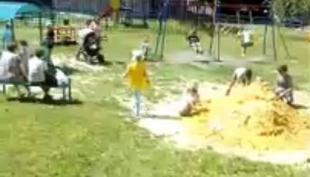 Челябинские дети не выдержали и сами отремонтировали детскую площадку