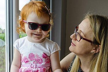 Двухлетняя британка всю жизнь ходит в солнцезащитных очках из-за страшной болезни  
