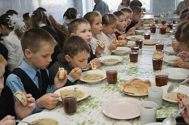 Детям запретят приносить еду в школы и детсады