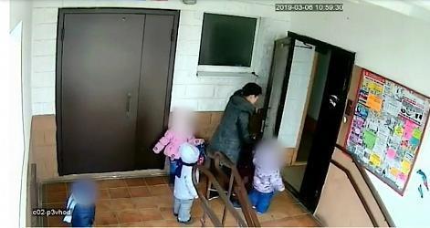 Воспитательница в Краснодаре забыла годовалого малыша на улице