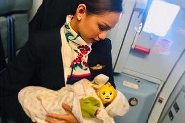 Стюардесса дала свою грудь кричащему в самолёте ребёнку
