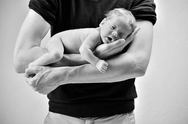 Как держать новорожденного на руках