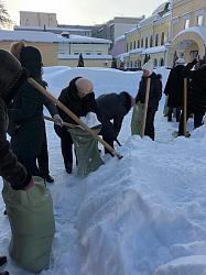 Чиновницу уволили из-за указания учителям убирать снег в мешки