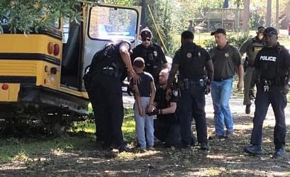 11-летний мальчик угнал школьный автобус, показывая полицейским неприличный жест