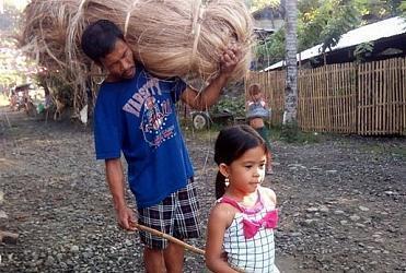 5-летняя девочка из Филиппин ходит со слепым отцом на работу, чтобы он не заблудился