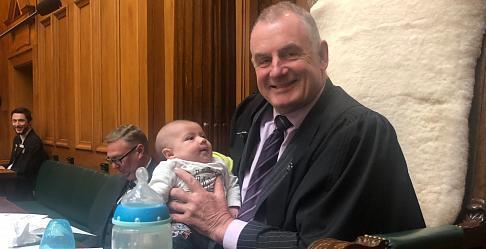 Спикер новозеландского парламента кормил малыша во время рабочего заседания