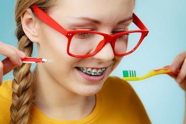 Как правильно чистить зубы с брекет-системой