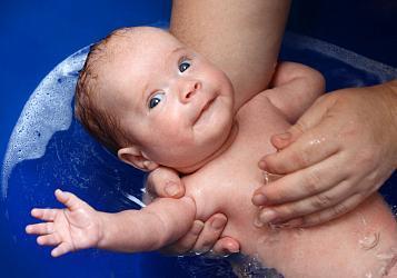 Как подмывать новорожденную девочку