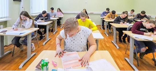 Россиянка окончила школу спустя два года, как оттуда выпустились её дети