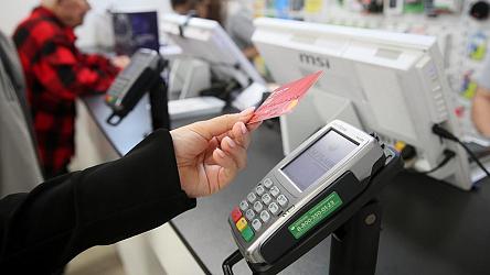 Банковские пластиковые карты могут стать платными