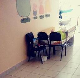 В больнице Омска дети с матерями лежат на стульях в коридоре